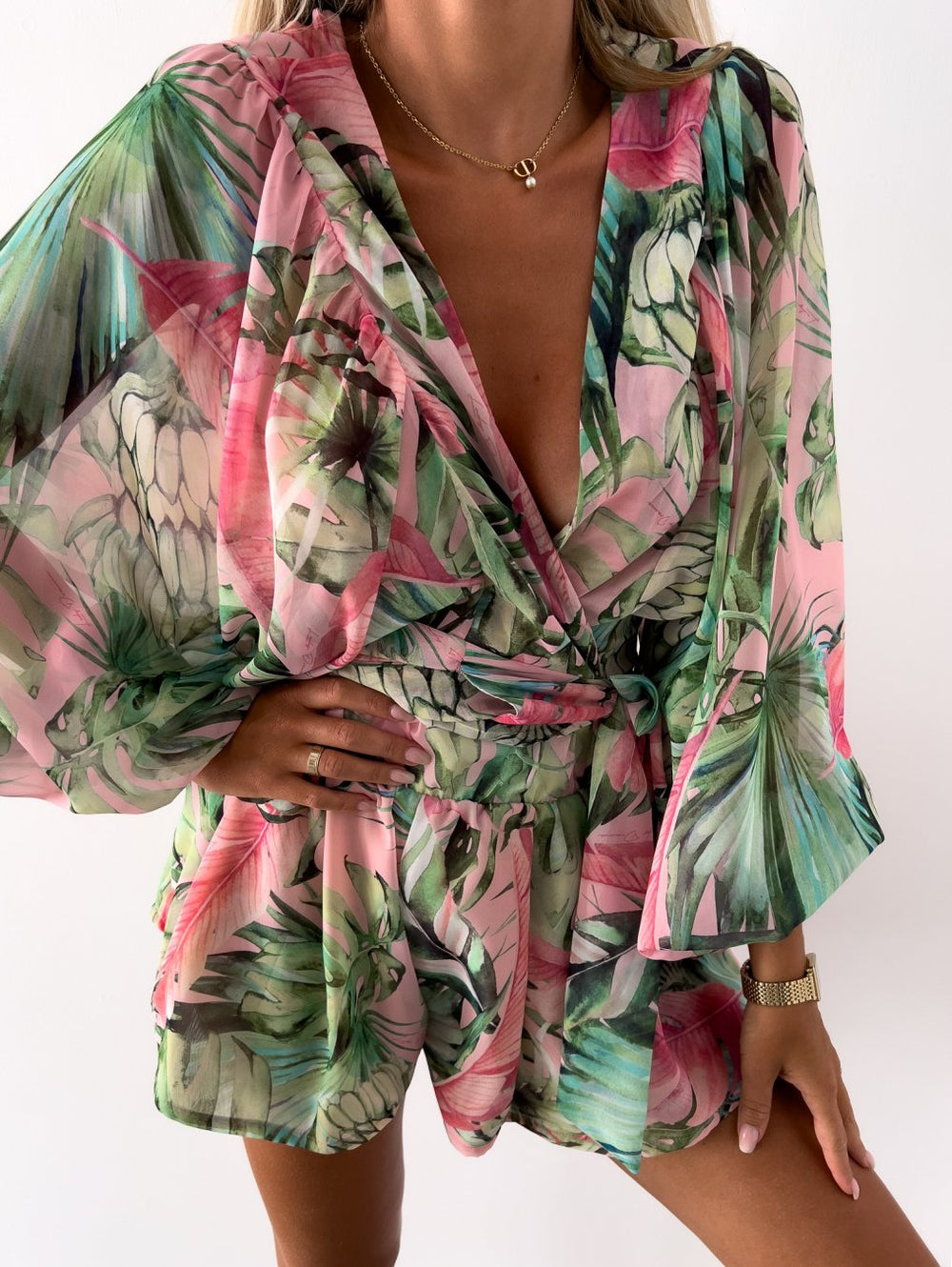 "Chiffon playsuit met tropische print, diepe V-hals, wijde mouwen en elastische taille, ideaal voor zomerse stijl."