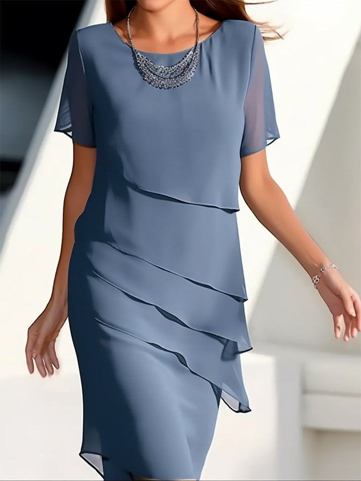Chique gelaagde chiffon jurk in klassiek blauw, verfijnd ontwerp, elegante midi-jurk, luchtige en vloeiende pasvorm.