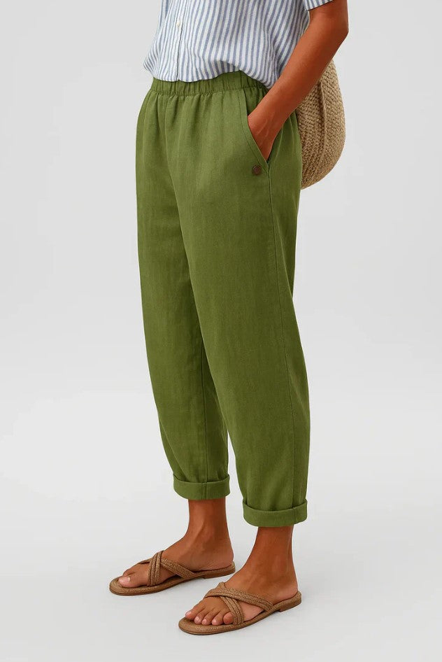 Zachte dames chino, relaxte pasvorm en elastische taille voor ultiem comfort. Essentieel voor dagelijkse outfits.