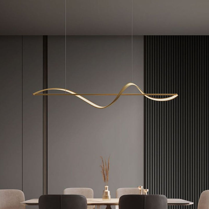 Moderne ronde metalen kroonluchter in goud en zwart, ideaal voor elegante interieurverlichting.