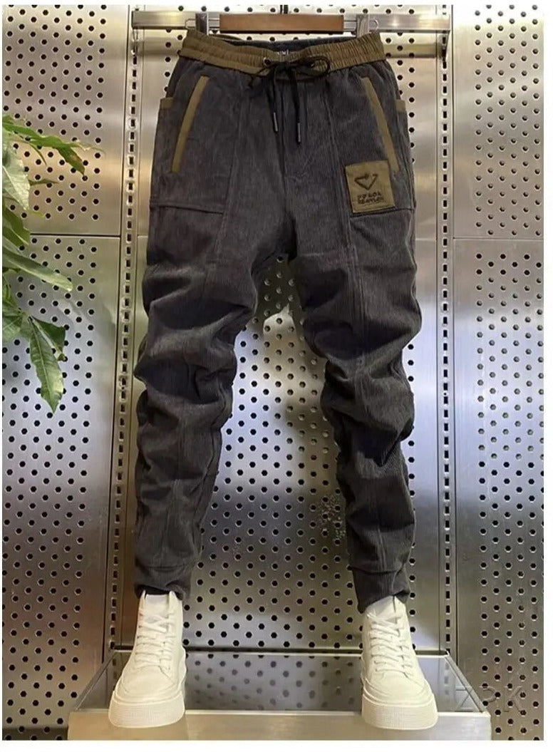 Comfortabele heren corduroy cargo broek in streetwear stijl met praktische zakken. Verkrijgbaar in grijs of zwart.