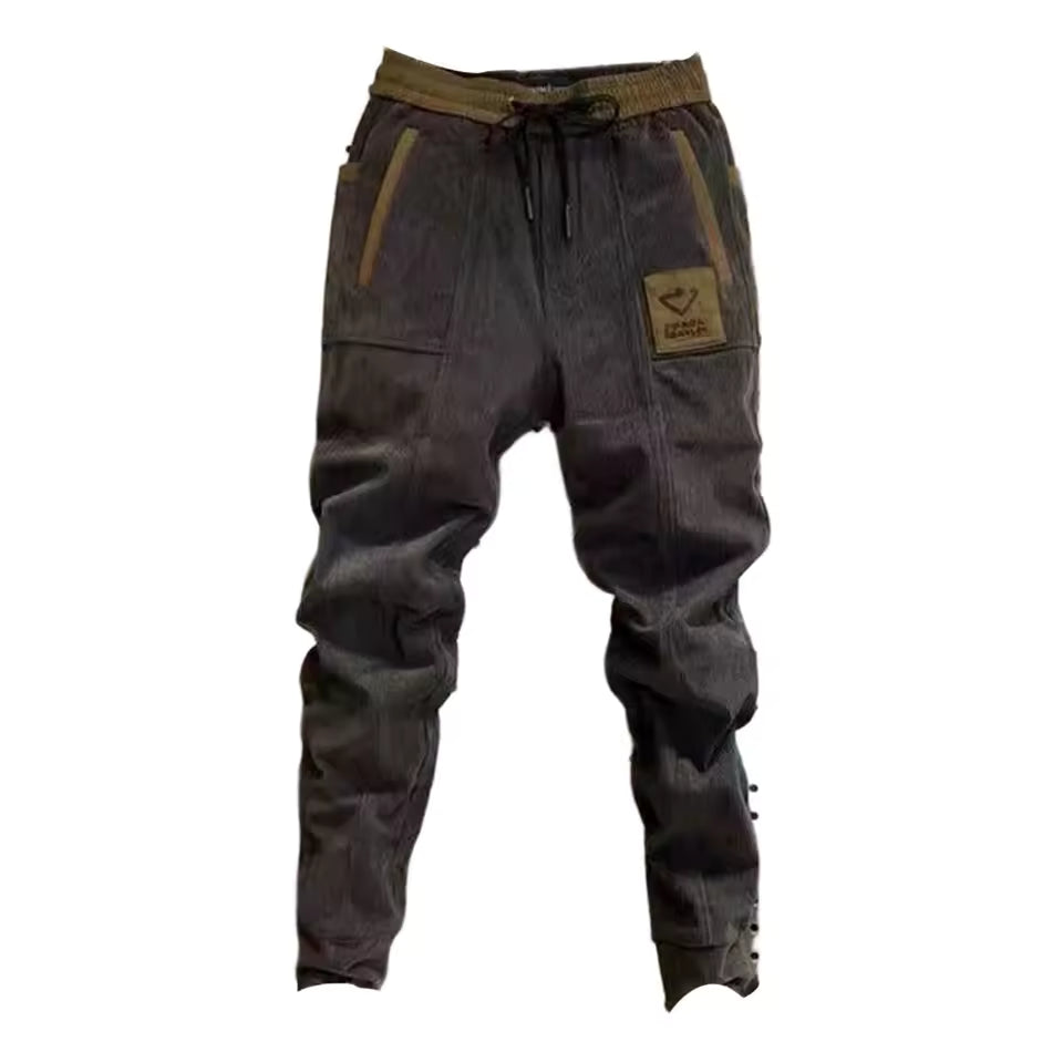 Stijlvolle heren corduroy jogger met cargo zakken, comfortabel en modern, perfect voor een casual look.