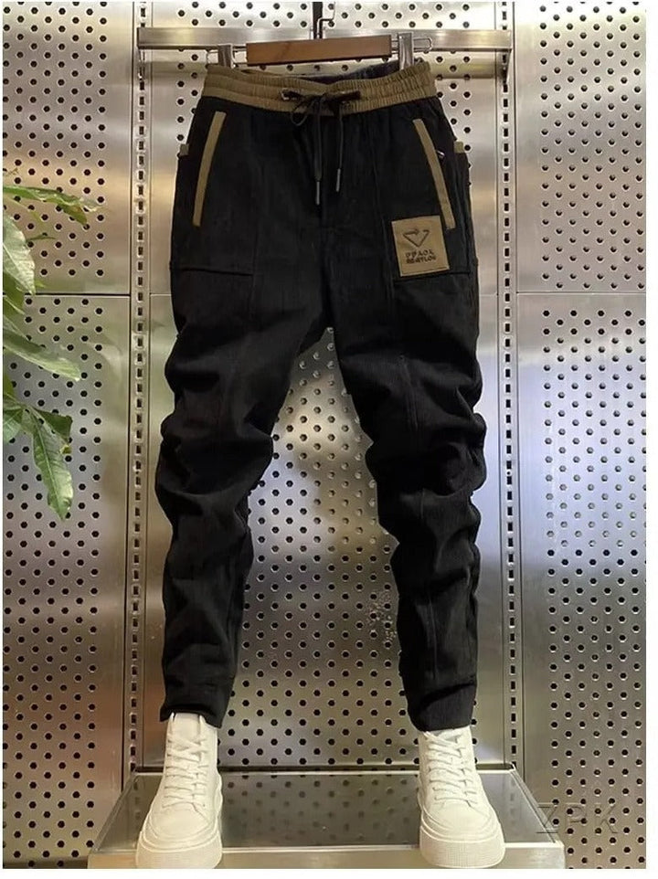 Heren corduroy joggingbroek met cargo zakken, taps toelopend, ideaal voor comfortabele streetwear outfits. Zwart.