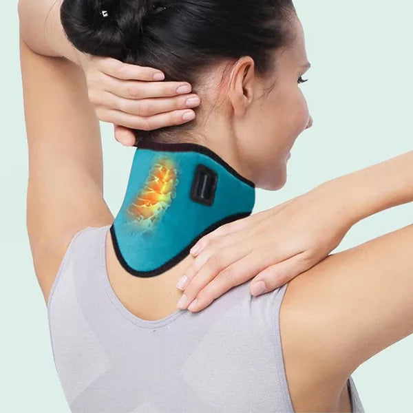 Detailopname van de verwarmde nekbrace met warmteweergave op de nek