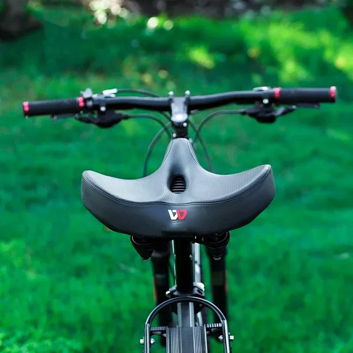 "Comfortabel fietszadel met extra brede zitting, ergonomisch design, ademende bekleding, schokabsorberend schuim."