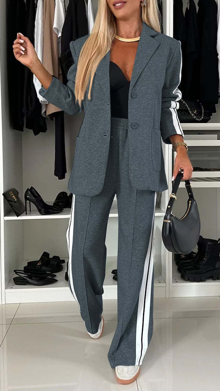 Effen gebreid dames tweedelig pak. Tijdloze wintermode set, comfortabel en chic. Perfect voor binnen en buiten.