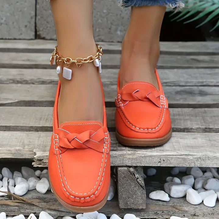 Witte dames instappers, comfortabel en antislip. Casual loafers voor een frisse zomerse uitstraling.