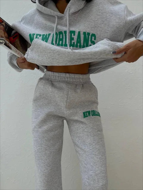 Casual dames lounge set. Een comfortabele tweedelige outfit met jogger en sweater voor dagelijks gebruik.