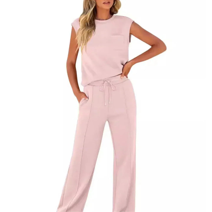 Zachte dames loungewear set, bestaande uit comfortabele mouwloze top en wijde broek. Voor relaxte momenten.