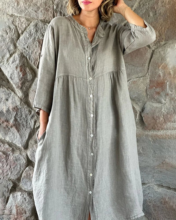 Losvallende midi overhemdjurk voor dames met knoopsluiting, comfortabel en elegant in de zomer.