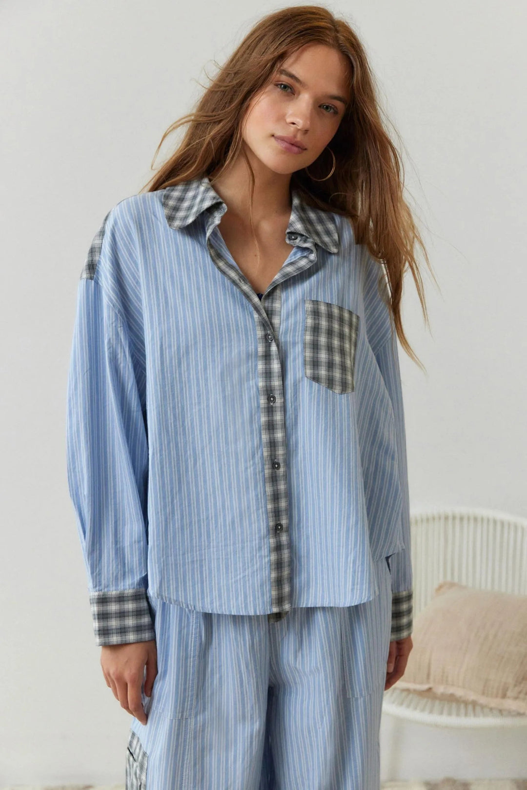 Tweedelige geruite dames pyjama in zacht lichtbruin en lichtblauw, ideale comfortabele nachtkleding.