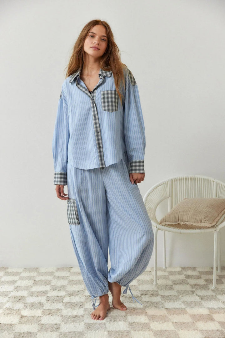 Zachte geruite dames pyjama set, tweedelig en comfortabel, ideaal voor een relaxte avond of nachtrust.