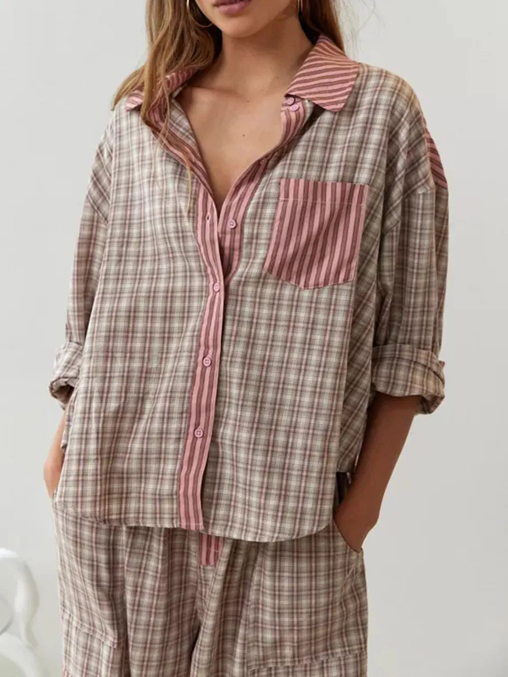 Cadeau idee: geruite dames pyjamaset in lichtbruin/lichtblauw, comfortabele tweedelige nachtkleding voor haar.