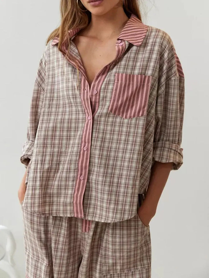 Cadeau idee: geruite dames pyjamaset in lichtbruin/lichtblauw, comfortabele tweedelige nachtkleding voor haar.