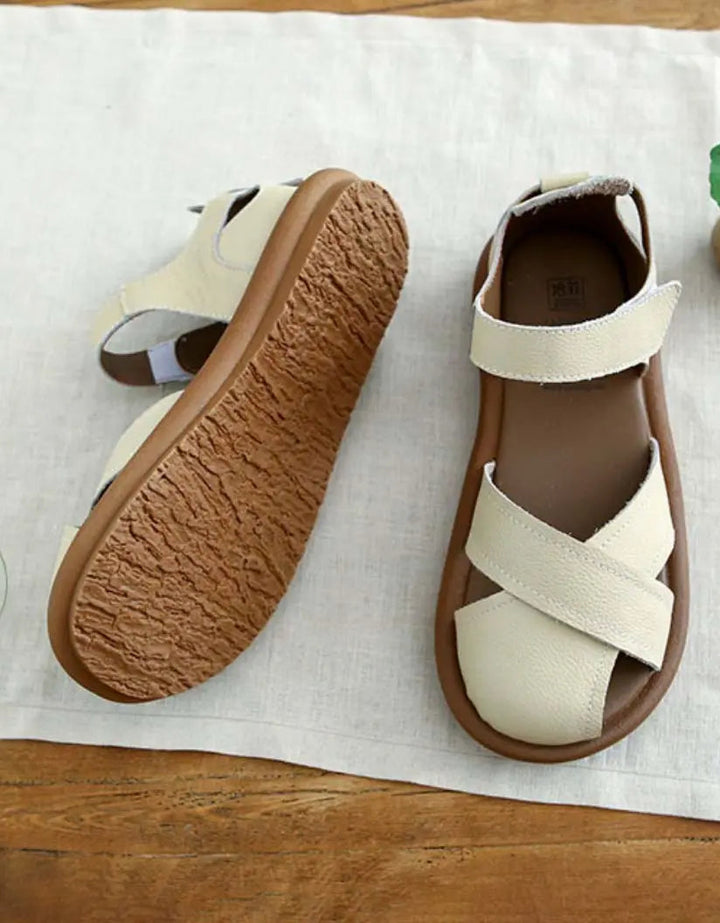 "Comfortabele flat sandalen met verstelbare sluiting, kruisbanden en gesloten teen, ideaal voor stijlvolle zomerdagen."