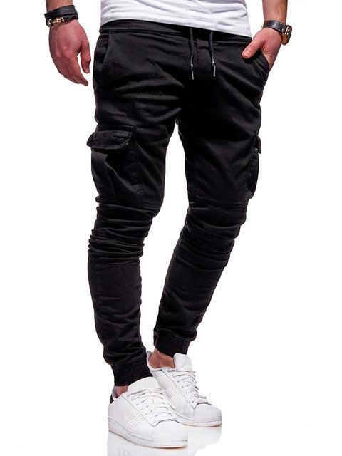Close-up van de elastische tailleband met trekkoord en functionele zijzakken van deze heren cargo jogger.
