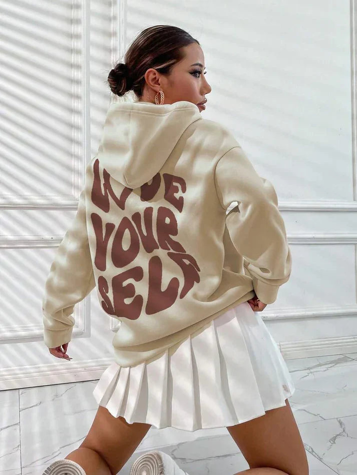 Comfortabele hoodie met "Hou van jezelf" spreuk in zachte katoenen stof, verkrijgbaar in diverse kleuren voor dames.