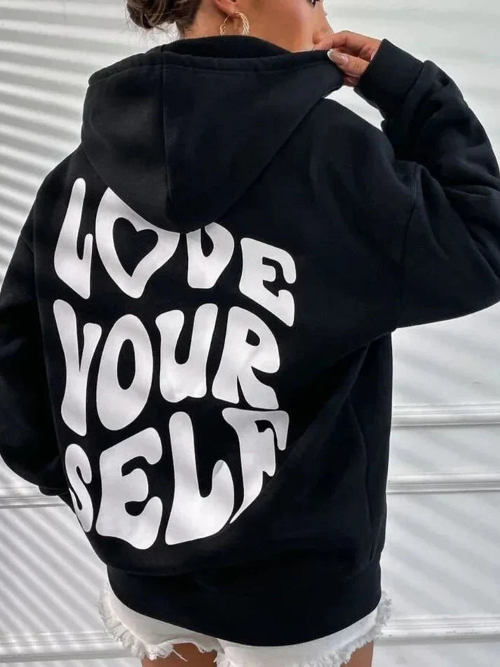Comfortabele hoodie met "Hou van jezelf" spreuk in zachte katoenen stof, verkrijgbaar in diverse kleuren voor dames.