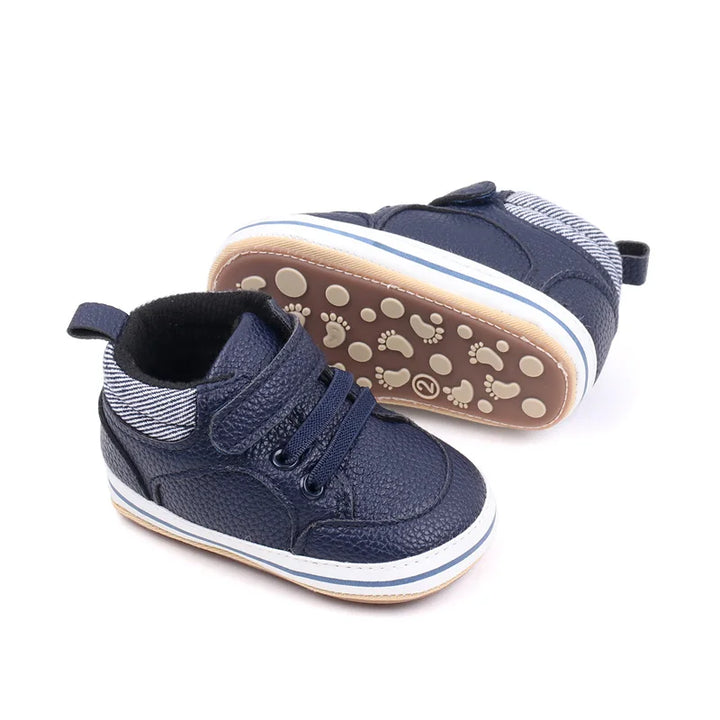 "Comfortabele leren baby schoenen, zacht en stijlvol in blauw, bruin, grijs of wit met antislipzolen voor eerste stapjes."