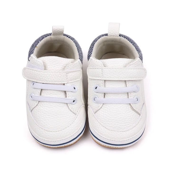 "Comfortabele leren baby schoenen, zacht en stijlvol in blauw, bruin, grijs of wit met antislipzolen voor eerste stapjes."