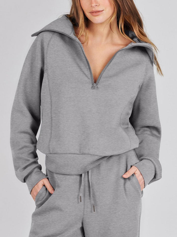 "Comfortabele loungewear set met relaxed fit, rechte pijpen en half zip kraag in zachte materialen voor hem en haar."