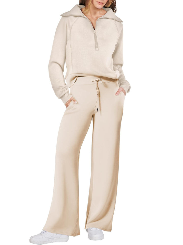 "Comfortabele loungewear set met relaxed fit, rechte pijpen en half zip kraag in zachte materialen voor hem en haar."