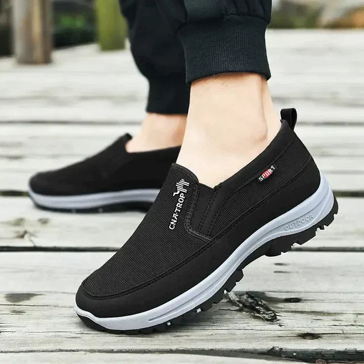 "Comfortabele orthopedische loafers voor mannen, veterloos design, bruine suède afwerking, slip-on gemak en ademend materiaal