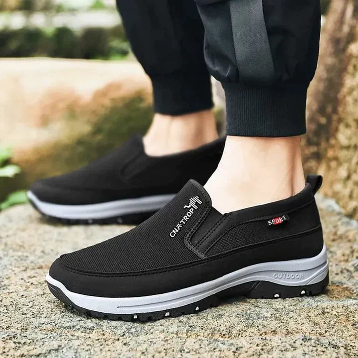 "Comfortabele orthopedische loafers voor mannen, veterloos design, bruine suède afwerking, slip-on gemak en ademend materiaal