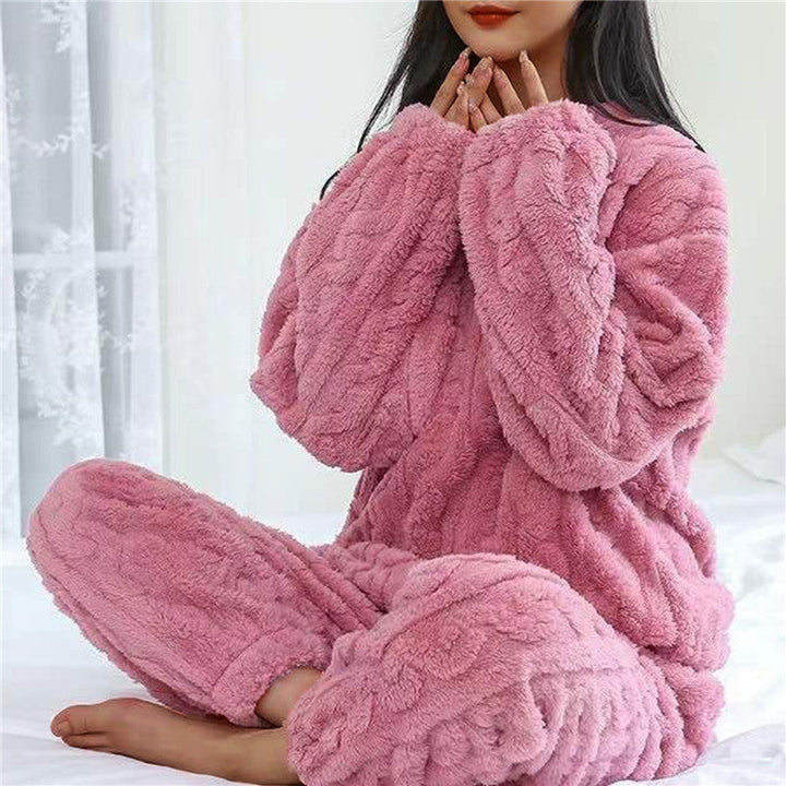 Modieuze dames pyjamaset, comfortabel en zacht, perfect als warme nachtkleding voor vrouwen.