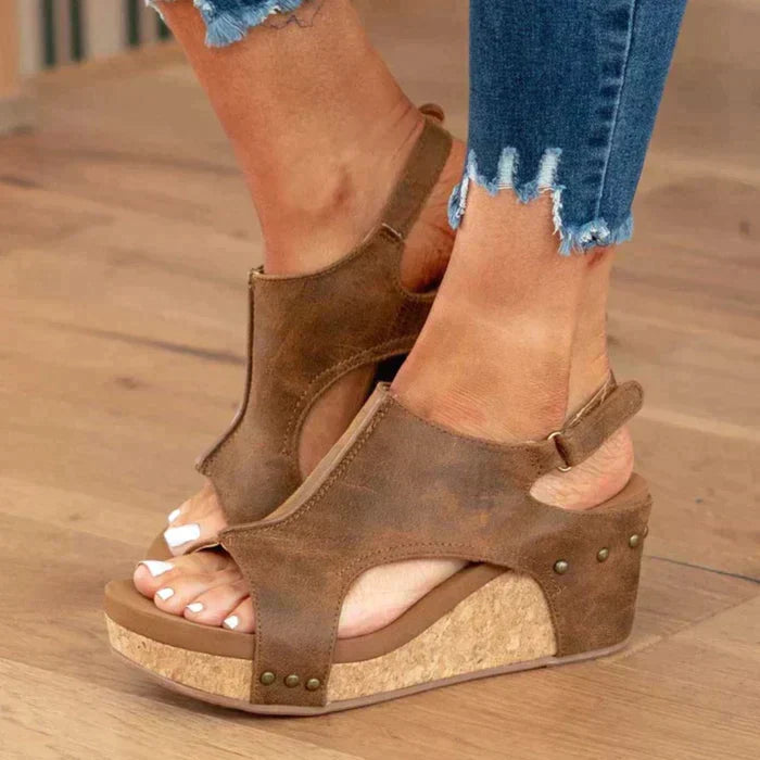 "Comfortabele zomersandalen voor dames met orthopedische sleehak, elegant design en ademend materiaal voor lange wandelingen.