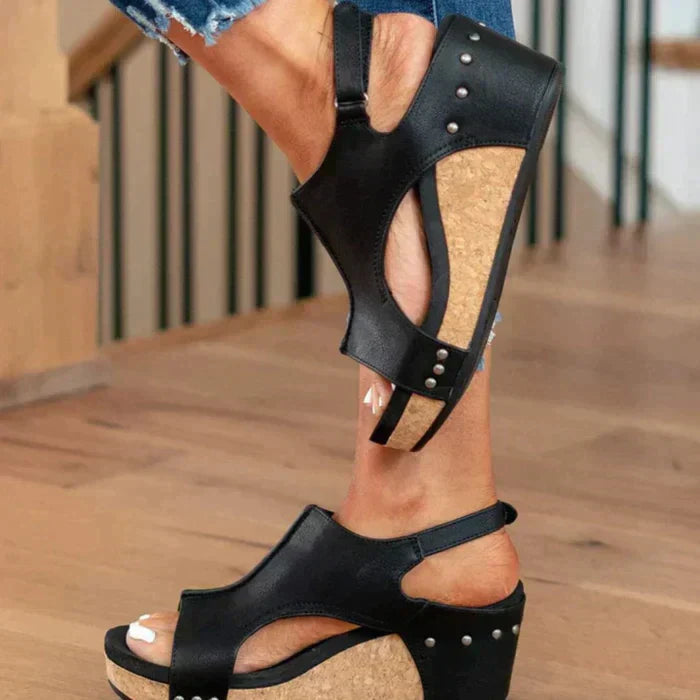 "Comfortabele zomersandalen voor dames met orthopedische sleehak, elegant design en ademend materiaal voor lange wandelingen.