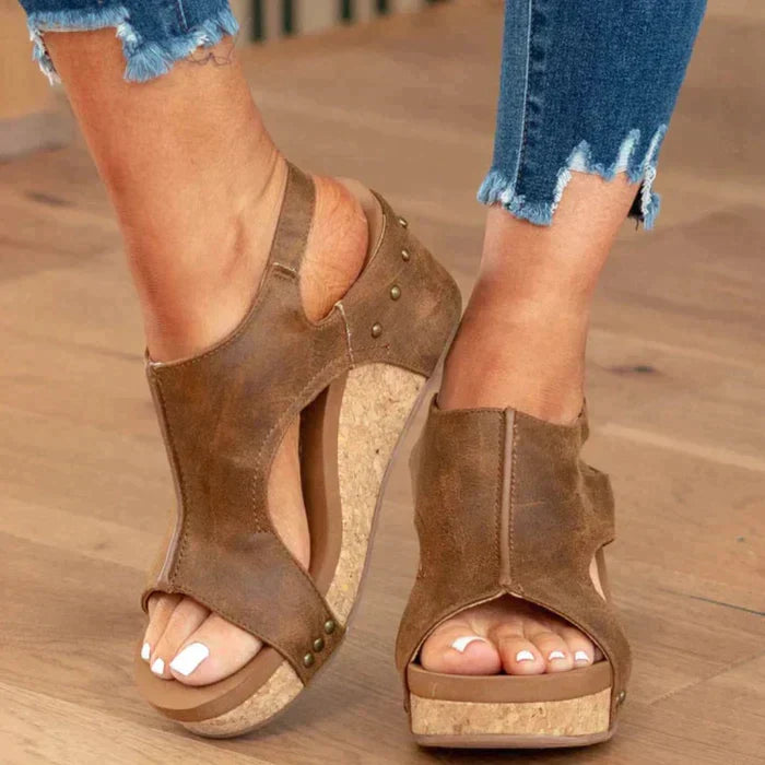 "Comfortabele zomersandalen voor dames met orthopedische sleehak, elegant design en ademend materiaal voor lange wandelingen.