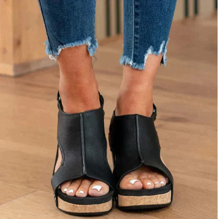 "Comfortabele zomersandalen voor dames met orthopedische sleehak, elegant design en ademend materiaal voor lange wandelingen.