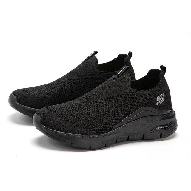 "Comfortabele zwarte slip-on sneakers voor dames, minimalistisch design, ademend materiaal, ideale casual schoenen."