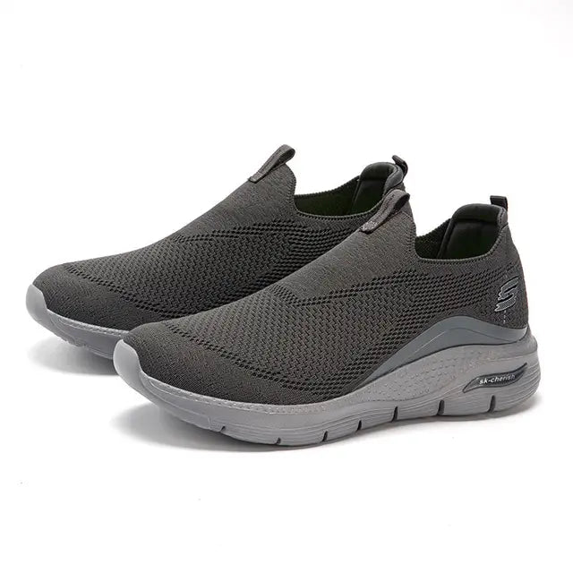 "Comfortabele zwarte slip-on sneakers voor dames, minimalistisch design, ademend materiaal, ideale casual schoenen."