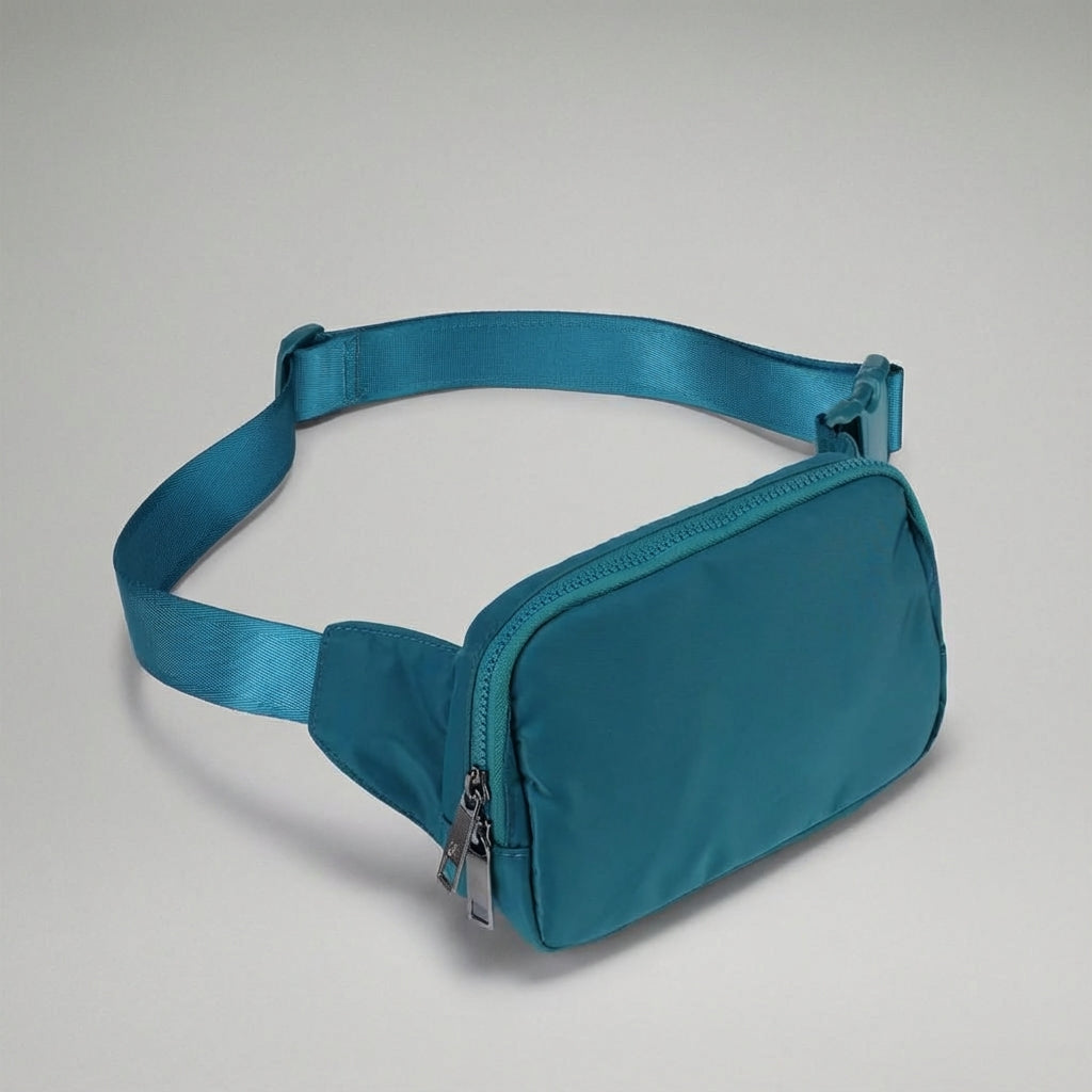 Veelzijdige zwarte nylon tas, te dragen als heuptas, crossbody of schoudertas. Lichtgewicht en comfortabel.