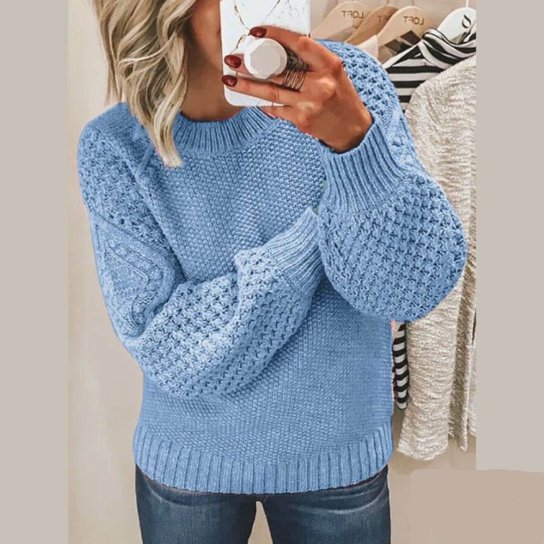 "Cora Trui: Blauwe wollen damestrui, zacht, duurzaam, vintage stijl, perfect voor casual en formele gelegenheden."