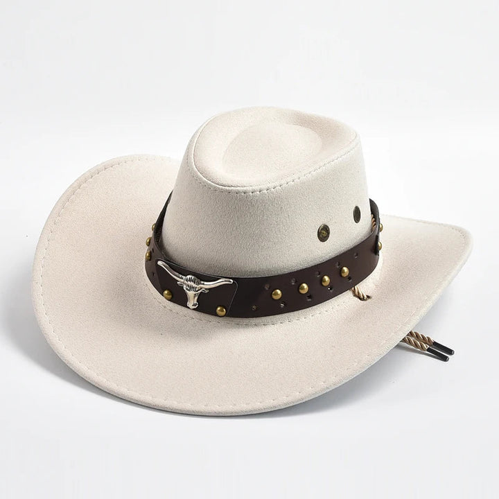Cowboyhoed van vegan leer met klassieke vorm en gevlochten kinband, perfect voor een stijlvolle westernlook.