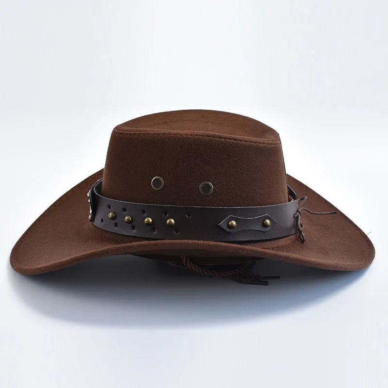 Cowboyhoed van vegan leer met klassieke vorm en gevlochten kinband, perfect voor een stijlvolle westernlook.