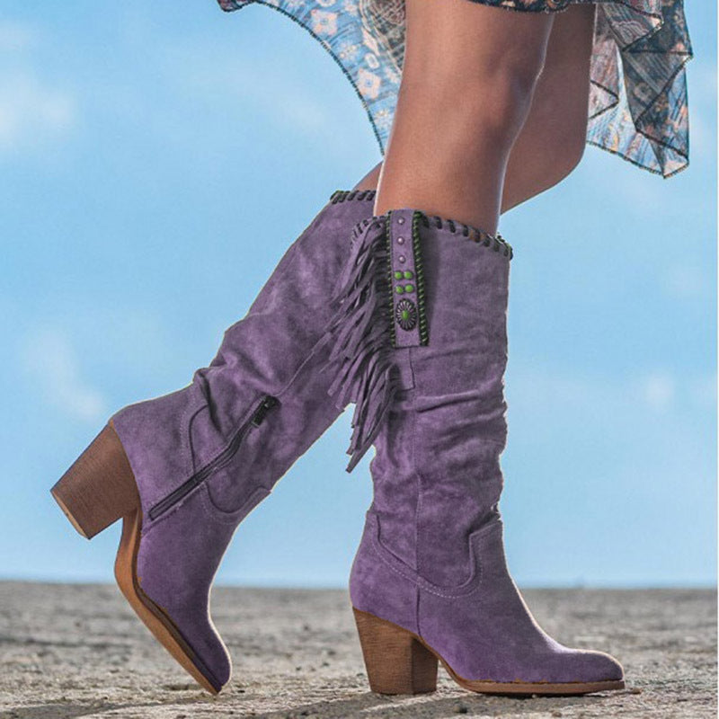 Cowboylaarzen voor dames met puntige neus, dikke hak en opvallende metalen gesp in bruin, blauw, rood of paars.