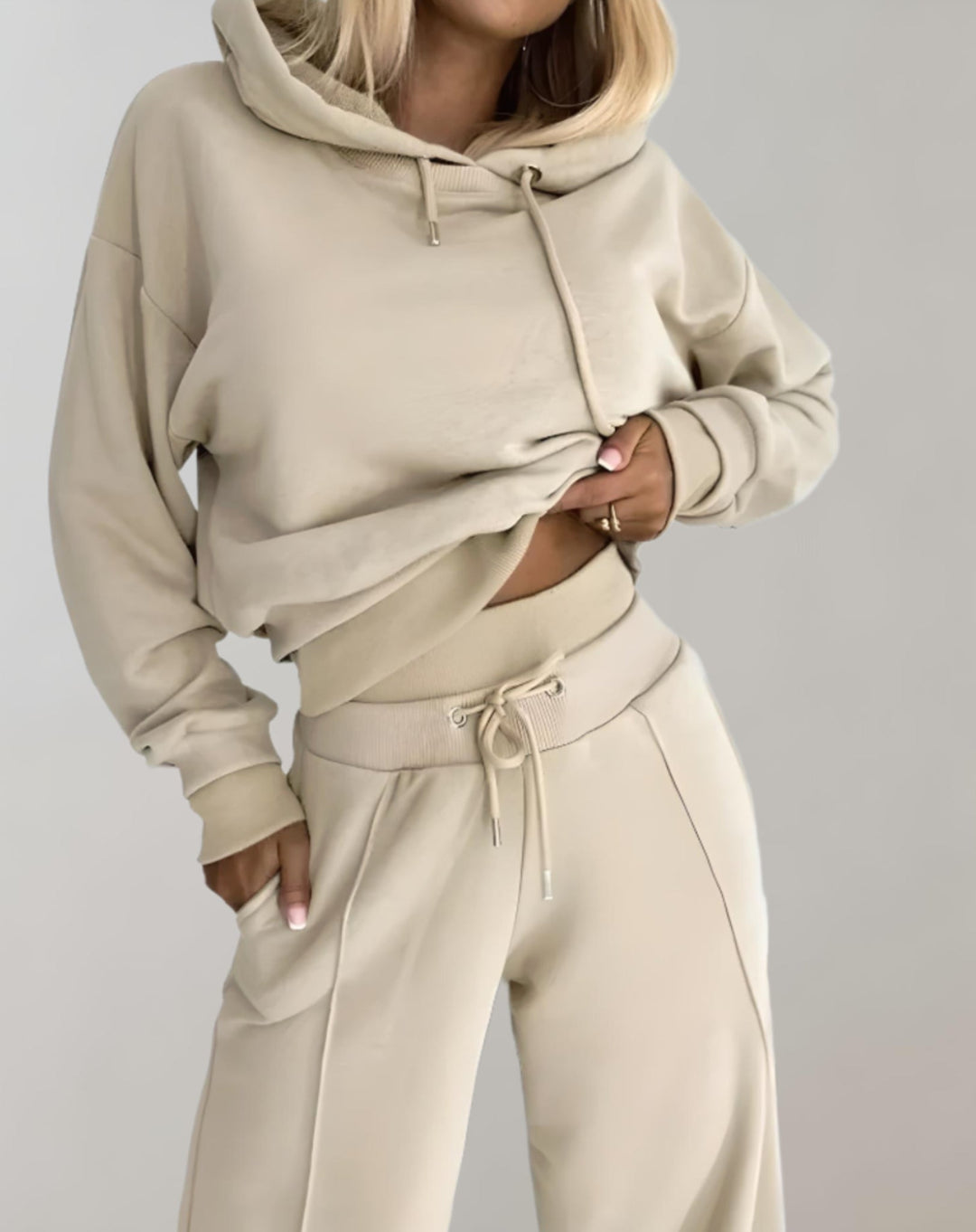 "Cropped hoodie en wijde broek dames tracksuit in modern design voor comfort en stijl, ideaal als loungewear set."
