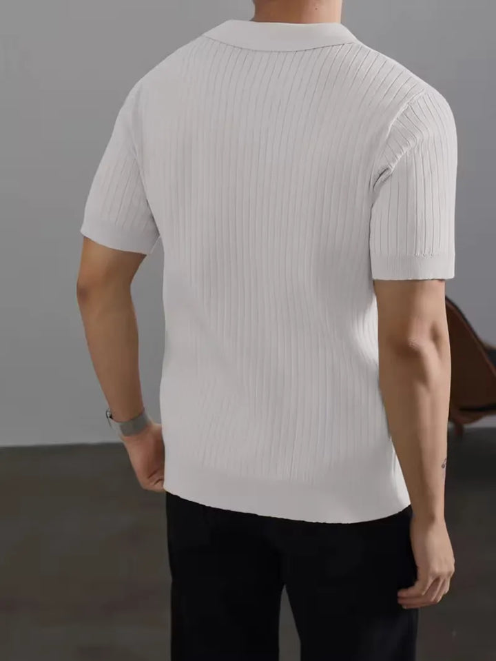 Ultieme zomerse heren polo met v-hals en ribstructuur