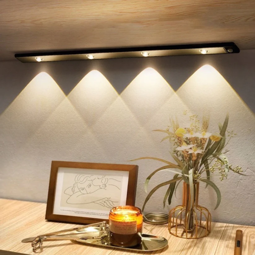 Draadloze LED wandlamp met bewegingssensor en aanpasbare kleur voor modern interieur.