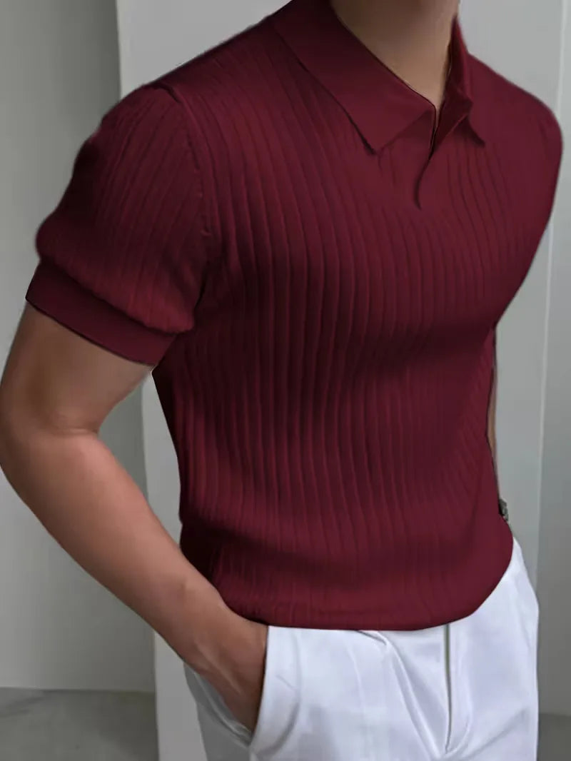Close-up van de bordeauxrode gebreide polo met ribstructuur en V-hals voor heren