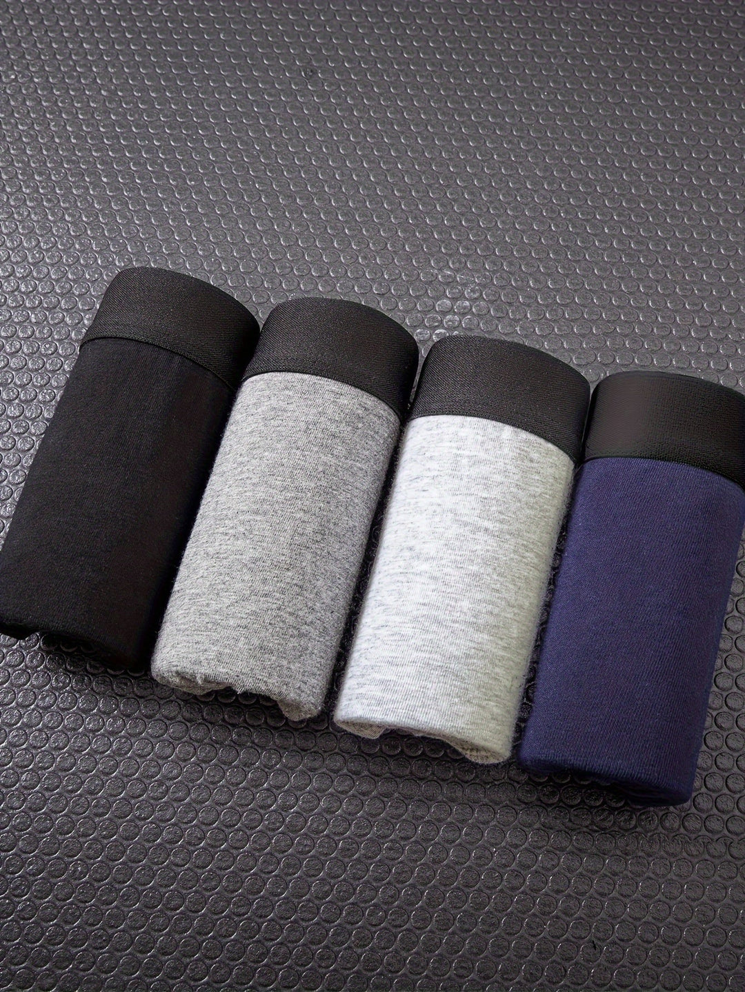 Verpakking van heren boxershorts 4-pack. Zwart en gemengde kleuren ondergoed, ademend en comfortabel.