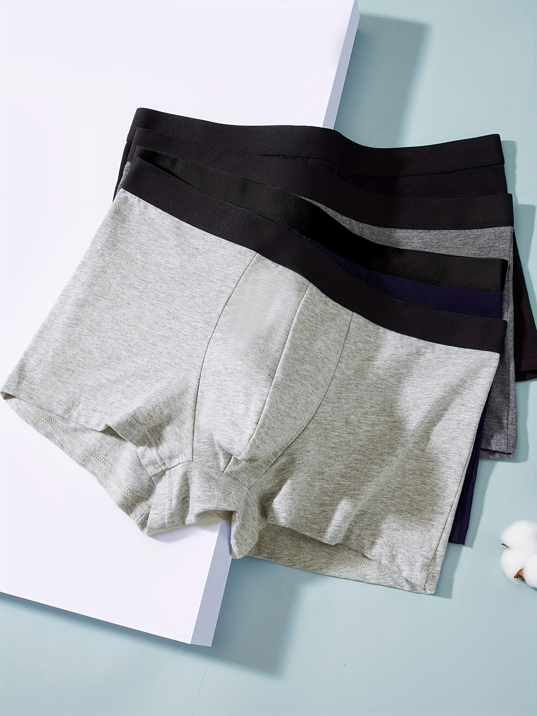 Set van 4 heren boxershorts met elastische tailleband. Ademend stretch ondergoed in zwart en gemengde kleuren.