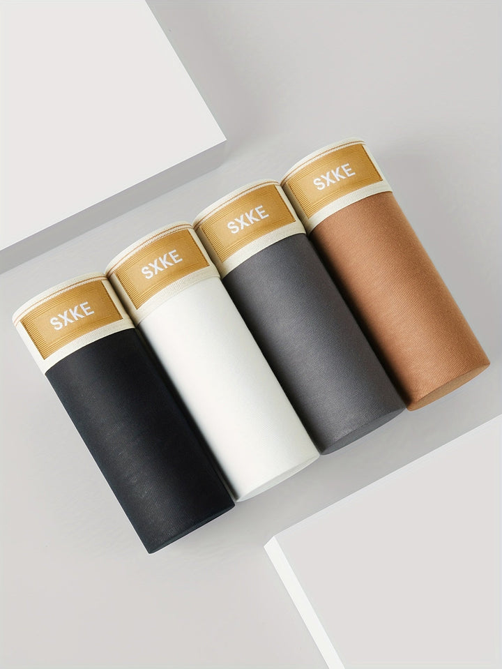 Model toont ademende heren boxershorts. Zwart 4-pack ondergoed met elastische taille voor ultiem comfort.