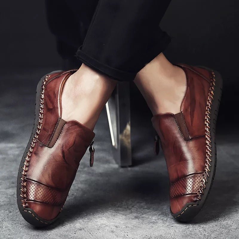Stijlvolle herenschoenen gedragen aan de voeten
