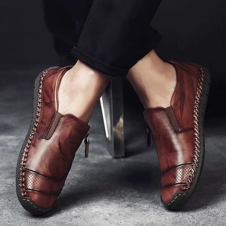 Stijlvolle herenschoenen gedragen aan de voeten