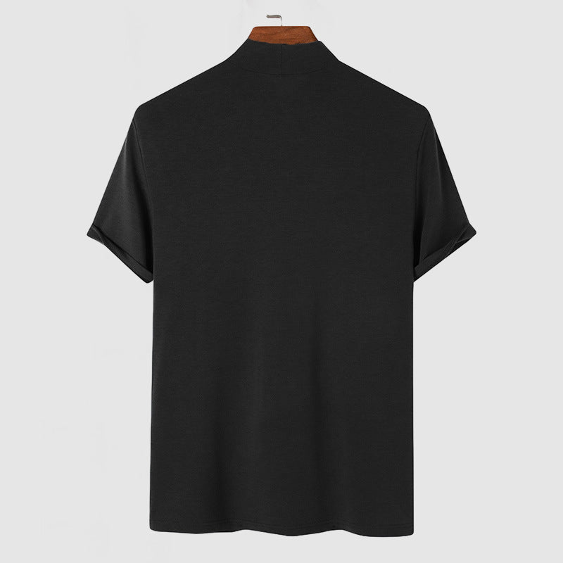 Detail van de elegante stand-kraag van het heren stretch T-shirt. Geeft een luxe touch aan casual en smart casual stijl.